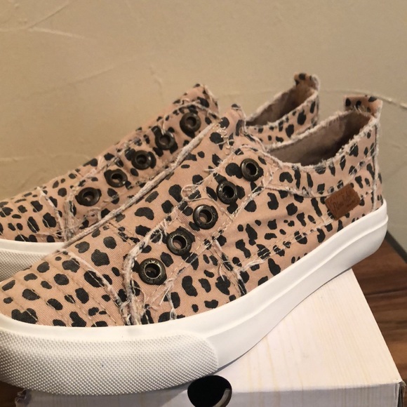 Blowfish Play Latte Spots canvas leisure shoe. Size 6.5 - Picture 2 of 5